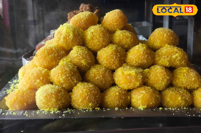 সোনামুখীর রসকদমের বাইরের আস্তরণ দানাদার, ভিতরে থাকে মাওয়া বা ক্ষীর। দেখতে একেবারে কদম ফুলের মতো, এক সপ্তাহ পর্যন্ত মিষ্টি ভাল থাকবে।