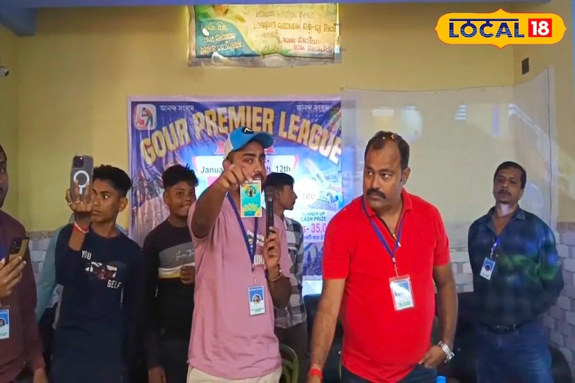 দিল্লী বা কলকাতা নয় এবারে গ্রামেই আইপিএল ক্রিকেট খেলার ধাঁচে নিলাম খেলোয়াড়। মালদহের ইংরেজবাজার ব্লকের মহিপুরের রামকেলি এলাকায় গৌড় প্রিমিয়াম লীগ নামক একটি গ্রামীন কমিটির উদ্যোগে আয়োজন করা হল ক্রিকেট খেলার খেলোয়াড় নিলামের।(ছবি ও তথ্য: জিএম মোমিন)