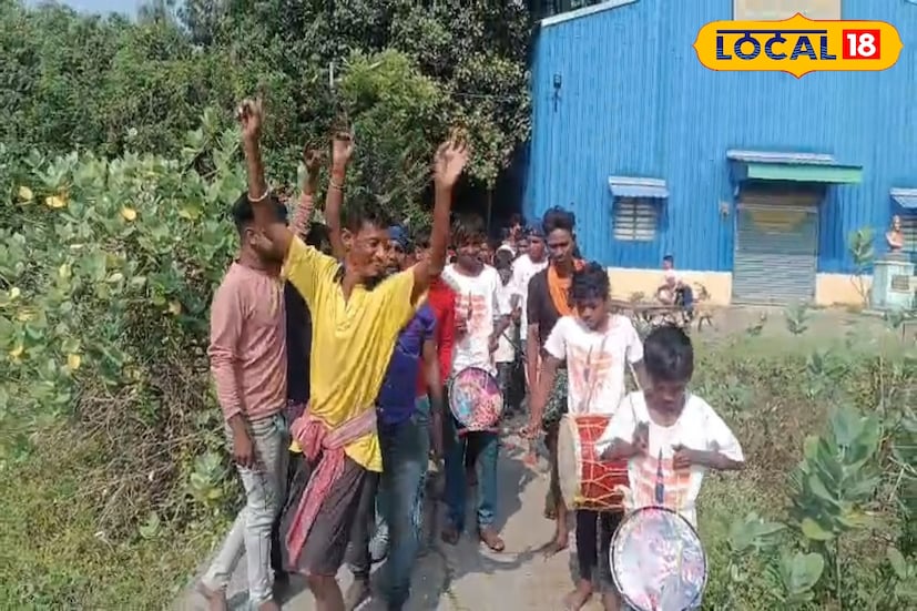 মিলন সর্দারের এই অন্তিম যাত্রা দেখতে ভিড় জমান গ্রামবাসীরা। নাতি লোকনাথ সর্দার বলেন, ঠাকুমার ৮৫ বছর বয়স ওনার শেষ ইচ্ছা ছিল উনি মারা গেল যেন ব্যান্ড তাসা বাজিয়ে যেন শ্মশান যাত্রা করা হয়। ঠাকুমার শেষ ইচ্ছা পূরণ করতেই এই আয়োজন। (ছবি ও তথ্য: সায়নী সরকার)