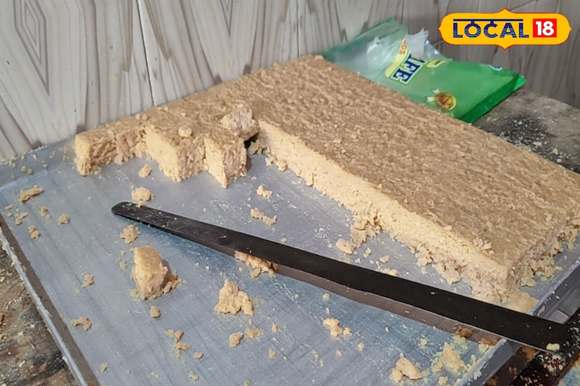 বিগত প্রায় ৭০ বছর ধরে শহরে ব্যবসা করছে এই প্রতিষ্ঠান। মালিকের কথায়, মিষ্টির গুণগত মানই জনপ্রিয়তার বড় কারণ। ওজনে কেজি প্রতি ৪০০ টাকা দরে বিক্রি হয় কালাকাঁদ, প্রতি পিস ১০ টাকা। কাটোয়ার মাধবীতলা এলাকায় অবস্থিত এই ‘মিঠাই’ ওরফে ‘ধ্রুবর কালাকাঁদ’ দোকান। কাটোয়ায় কার্তিকের লড়াই দেখতে এলে অবশ্যই খেয়ে দেখবেন এই দুই মিষ্টি