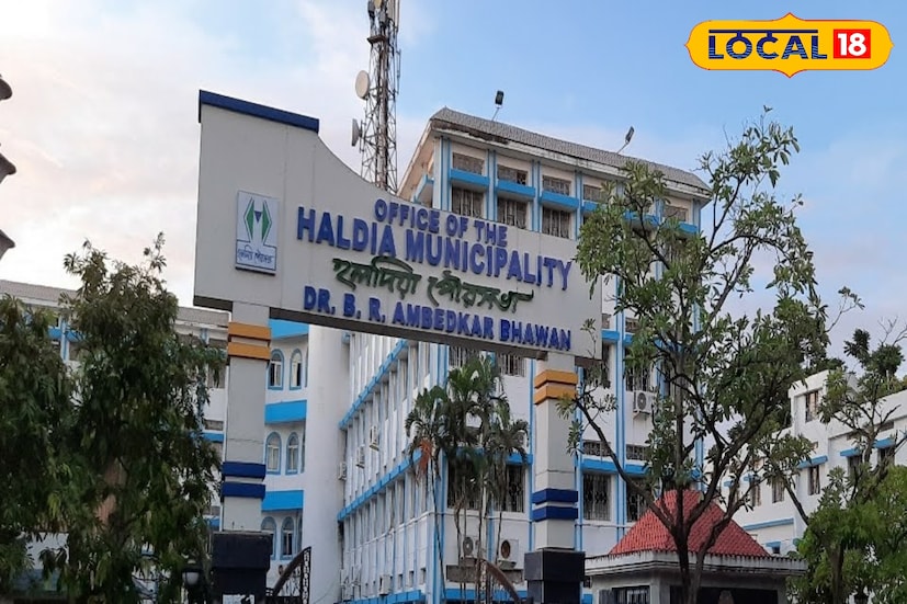 কোভিডের সময়ে বন্ধ হয়ে গিয়েছিল হলদিয়া-দিঘা সরকারি বাস পরিষেবা। পরিবহণ দফতরের দাবি ছিল, কোভিডের পরে ওই রুটে খুব বেশি যাত্রী না-হওয়ায় বাস তুলে দেওয়ার সিদ্ধান্ত নেওয়া হয়েছিল। ক্ষতির মুখে পড়েছিল দফতর। কিন্তু দফতরে একাধিক চিঠি আসার পরে আবারও ওই রুটে বাস চালানোর সিদ্ধান্ত নেওয়া হয়েছে।