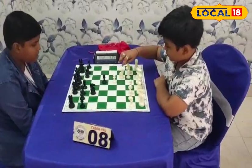 যখন তখন পড়ার ফাঁকেই তাদের এই গেমের প্রতি আসক্তি টেনে আনছে ভয়ঙ্কর বিপদ। পড়াশোনা থেকে বিচ্ছিন্ন হয়ে যাচ্ছে বাচ্চারা। সেই সমস্ত ছেলেমেয়েদেরকে চিহ্নিত করে দাবা খেলার প্রশিক্ষণ এর আয়োজন করা হয় নলহাটি শহরে নলাটেশ্বরী মন্দির এর কাছে হেরিটেজ টলারেড স্কুলে। উক্ত অনুষ্ঠানে উপস্থিত ছিলেন হেরিটেজ স্কুলের কর্ণধার স্বর্ণেন্দু চট্টোপাধ্যায় মহাশয়,বীরভূম জেলা দাবা সংস্থার সম্পাদক বিজয় কৃষ্ণ সাউ।