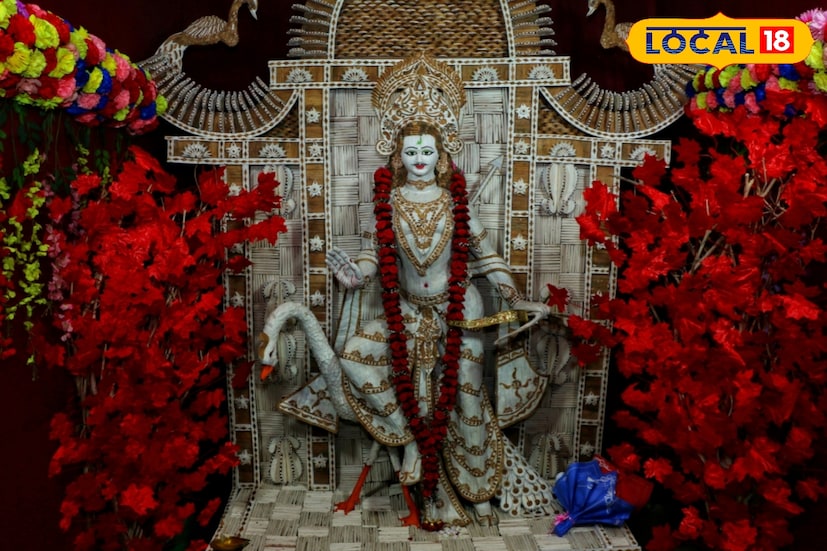 এখানে গ্রামবাসীরা মেতে ওঠেন দেব সেনাপতি অর্থাৎ কার্তিক পুজোতে দেখতে দেখতে তাদের পুজো এ বছর ৩৩ তম বর্ষে পদার্পণ করল। এবছর তাদের দেব সেনাপতির মূর্তি বানানো হয়েছে কাঠ ও সোলার বিভিন্ন সরঞ্জাম দিয়ে যা দর্শনার্থীদের মন কারবে বলে মনে করছে উদ্যোক্তারা।