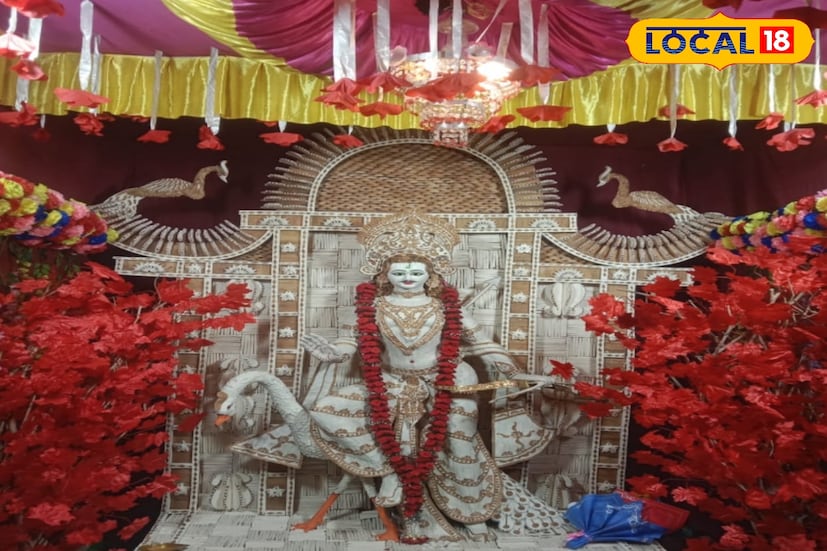 কথায় আছে বাঙালির ১২ মাসে ১৩ পার্বন। পরের পর চলছে উৎসব। দুর্গাপুজো, কালীপুজো, জগদ্ধাত্রী পুজো সম্পন্ন হয়েছে। এবার কার্তিক পুজোর পালা। দেবী দুর্গা ও দেবাদিদেব মহাদেবের পুত্র হলেন দেবসেনাপতি কার্তিক।কার্তিকের আধারনায় পুত্রসন্তান লাভ হয়। প্রচলিত আছে এমনই ধারণা। অর্থাৎ কার্তিক মাসের শেষ দিন হয় কার্তিক পুজো। 