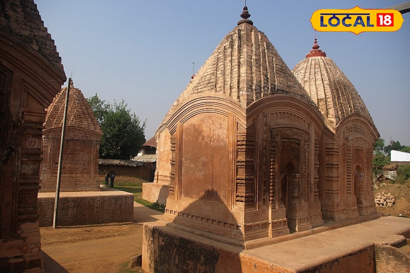 জানা যায়,বহু বছর আগে তারাপীঠের মা তারার মন্দিরের দেখভালের দায়িত্ব ছিল নাটোরের রানির তত্ত্বাবধানে। সেই সময় ঝাড়খণ্ডের তৎকালীন রাজা দ্বারকা নদী পেরিয়ে তারাপীঠে মায়ের দর্শন এবং পুজো দেওয়ার জন্য আসেন। কোনও এক কারণ বসত মন্দিরের সেবায়েত মহারাজাকে অনেক ক্ষণ অপেক্ষা করিয়ে রাখেন। সেই কারণেই রাজা মা তারার পুজো না করেই ফিরে যান এবং মালুটি গ্রামে মৌলিক্ষা দেবীর মন্দিরে দেবীর ঘট প্রতিষ্ঠা করে পুজো শুরু করেন।