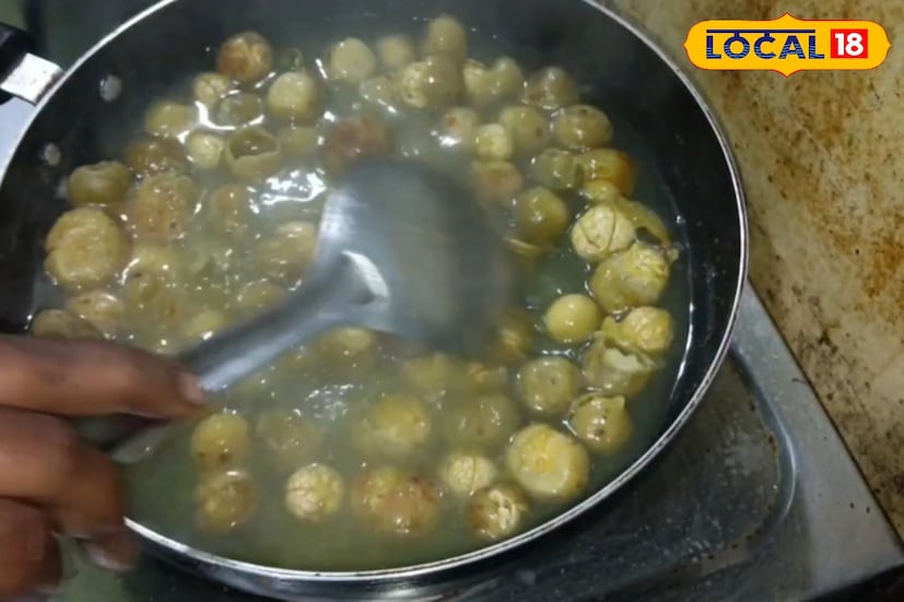 সিদ্ধ কেওড়া ঠান্ডা হলে তা ছাঁকনি দিয়ে জল ঝরিয়ে আলাদা করে রাখতে হয়। একই সঙ্গে রান্নার মশলাগুলো প্রস্তুত করা হয়—নারকেল বাটা, কাঁচা লঙ্কা, ধনেপাতা ও সর্ষের হালকা ঝাঁজ একসঙ্গে মিশে চাটনিতে এক অনন্য ঘ্রাণ যোগ করে। অনেক গ্রামীণ পরিবার আবার রসুন-আদার স্বাদও ব্যবহার করেন, যা কেওড়ার নিজস্ব গন্ধের সঙ্গে বেশ মানিয়ে যায়।