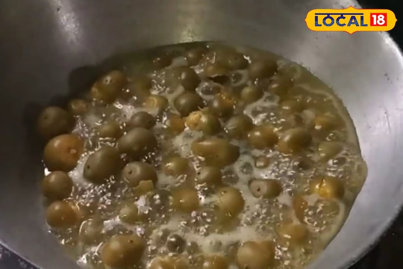 এরপর একটি পাত্রে সর্ষের তেল সামান্য গরম করে তাতে শুকনো লঙ্কা ফোঁড়ন দেওয়া হয়। মশলাগুলো ভালভাবে নাড়াচাড়া করে নেওয়ার পর এতে যোগ করা হয় সিদ্ধ কেওড়া। মাঝারি আঁচে কিছুক্ষণ নাড়তে নাড়তে মসলা ও কেওড়ার স্বাদ একত্রে মিশে যায়। লবণ-চিনি স্বাদমতো দিয়ে আরও কয়েক মিনিট রান্না করলেই তৈরি হয়ে যায় অনবদ্য কেওড়া চাটনি।