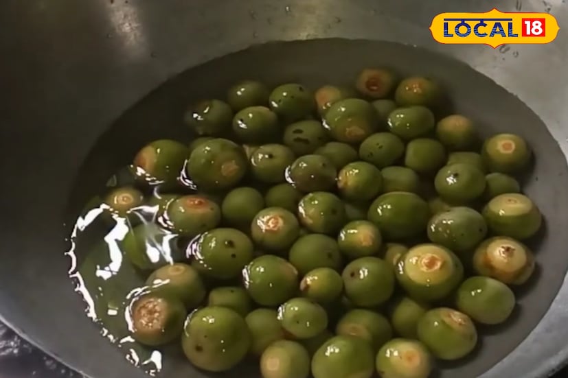 কেওড়া চাটনি তৈরির প্রথম ধাপ হল কেওড়া সংগ্রহ করা। সাধারণত শরৎ-হেমন্তের সময় নদী-খাড়ির ধারে প্রচুর কেওড়া পাওয়া যায়। কেওড়া গুলো পরিষ্কার করে ছোট ছোট টুকরো করে নেওয়া হয়। এরপর এগুলোকে হালকা নুন দিএয়ে ফুটন্ত জলে সিদ্ধ করা হয়, যাতে কেওড়ার কাঁচা ভাব দূর হয় এবং নরম হয়ে আসে। এই প্রস্তুতি চাটনির মূল স্বাদ তৈরি করতে বিশেষ গুরুত্বপূর্ণ।