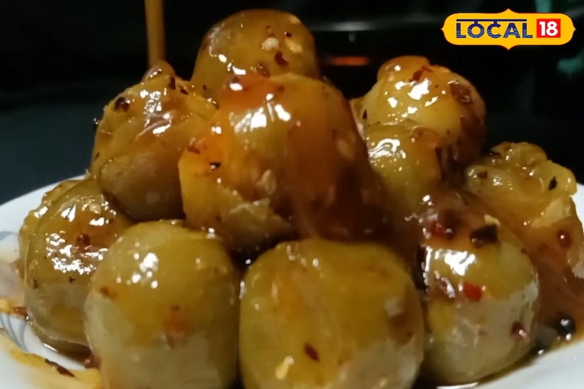 চাটনি তৈরি শেষে ঠান্ডা হতে দিলে কেওড়ার প্রাকৃতিক সুগন্ধি আরও ফুটে ওঠে। অনেকেই পরিবেশনের ঠিক আগে লেবুর রস বা টক আমের গুঁড়ো মিশিয়ে আরও টক স্বাদ যোগ করেন। ভাত, খিচুড়ি কিংবা মাছের পদ—যেকোনো কিছুর সঙ্গে এই চাটনি অনায়াসে মানিয়ে যায়। ফলে সাধারণ দিনের রান্নাতেও বিশেষত্ব এনে দেয় কেওড়ার সুগন্ধ।