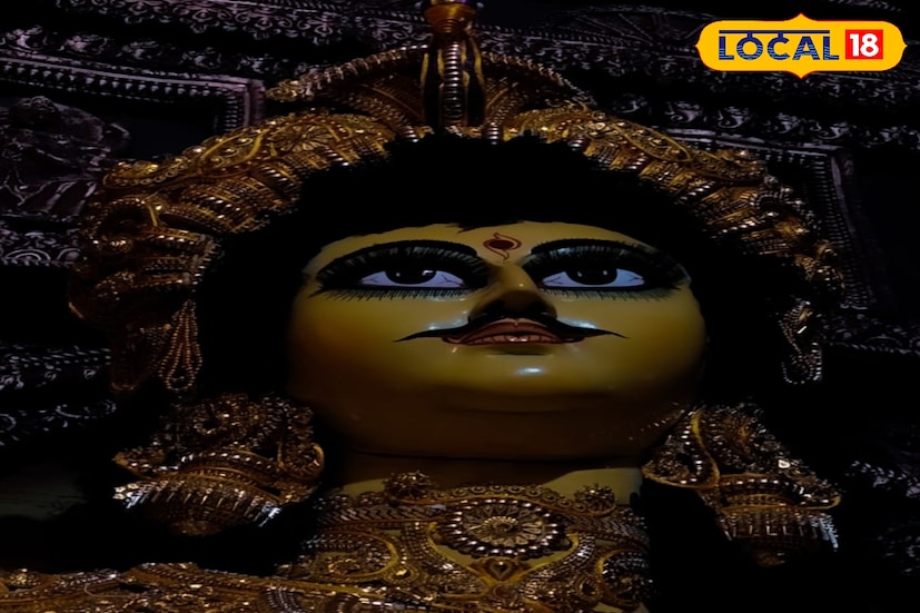 এই পুজোয় ক্রমশ আগ্রহ বাড়ছে মানুষের। হাওড়ার পঞ্চাননতলা সংলগ্ন এম সি ঘোষ লেনে সোমবার ১৮ ফুটের বিরাট কার্তিক ঠাকুরের প্রতিমার পুজো হচ্ছে। চলছে সকাল থেকে তারই জোর প্রস্তুতি। স্থানীয় কার্তিক সেবা সমিতি আয়োজিত এই পুজো এবার ১৩ তম বর্ষ।