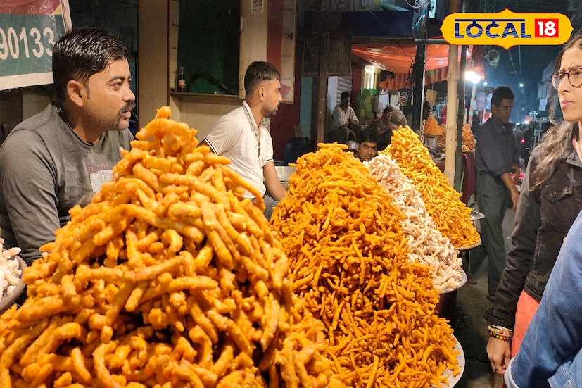  মালদহের কার্তিক পুজোর মূল আকর্ষণ চিনি ও গুড় দিয়ে তৈরি ঐতিহ্যবাহী মিষ্টি ঝুরি। গুড় ও চিনি মাখানো বেসন দিয়ে তৈরি হয় এই মিষ্টি ঝুরি। 