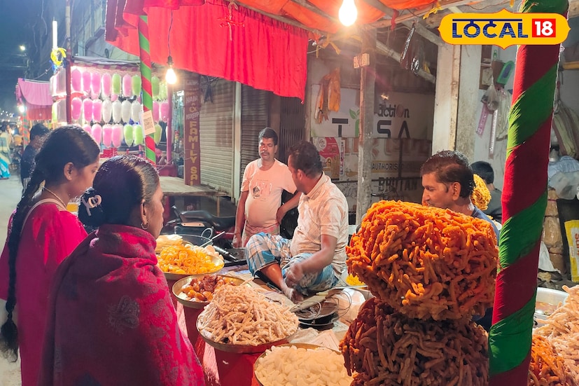 ঐতিহ্যবাহী মিষ্টি ঝুরির আর এক নাম ঝিল্লি। আজও ঐতিহ্যবাহী এই ঝুরি কেনার জন্য মেলায় ভিড় জমান বহু মানুষ।