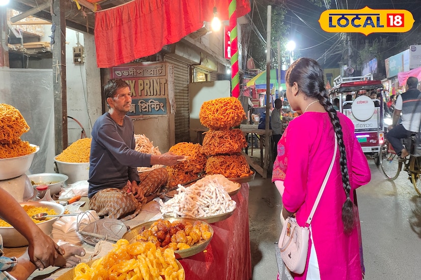 ছোলার ডাল,মটর ডালের মতো একাধিক ডালের বেসন দিয়ে ভাজা হয় ঝুরি। এরপর চিনির রস এবং গুড়ের মধ্যে মাখিয়ে তৈরি হয় ঝুরি।