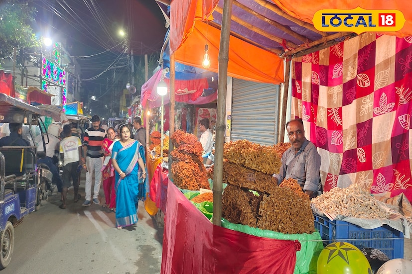 প্রতিবছরই কার্তিক পুজো উপলক্ষে মালদহের ফুলবাড়ি এলাকায় মিষ্টি ঝুরি বিক্রি করতে আসেন দূর-দূরান্তের বহু মিষ্টি বিক্রেতা। 