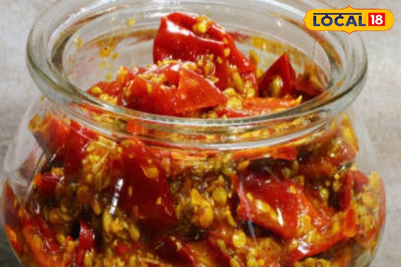 *বিক্রেতাদের কথায়, শীতের শুরুতেই ডোলো লঙ্কার চাহিদা যেন আগুনের মতো ছড়িয়ে পড়ে। রান্নাঘরে নতুন স্বাদের খোঁজ, ঝালের এক অন্যরকম তীব্রতা—এই দুই কারণেই এখন ডোলো লঙ্কার আচার হয়ে উঠেছে সারা বাংলার শীতকালীন ‘সুপারহিট’। উত্তরবঙ্গের বাজারে তাই এখন একটাই রং—ঝলমলে লাল, আর একটাই গন্ধ—ডোলো লঙ্কার টাটকা ঝাঁঝ।