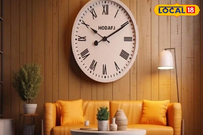 জ্যোতিষবীদ সুদীপ শাস্ত্রি জানাচ্ছেন, ভুল স্থানে রাখলে দেখা যেতে পারে স্থবিরতা। বাড়তে পারে মানসিক চাপ। তৈরি হতে পারে অর্থ প্রবাহে বাধা। বাস্তু মতে তাই সঠিক স্থানে ঘড়ি রাখাটাও গুরুত্বপূর্ণ। কোথায় রাখবেন সেটাও জানা প্রয়োজন।