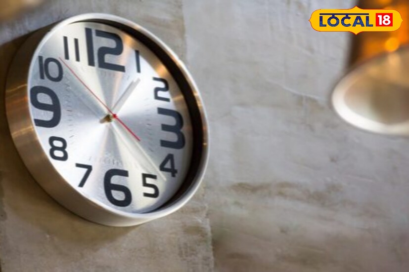 গোল বা বৃত্তাকার ঘড়িঃ বৃত্ত সম্পূর্ণতার প্রতীক, তাই গোল ঘড়ি বাড়ির শান্তি, পরিবারে সমন্বয় ও ধারাবাহিক উন্নতি বজায় রাখে।