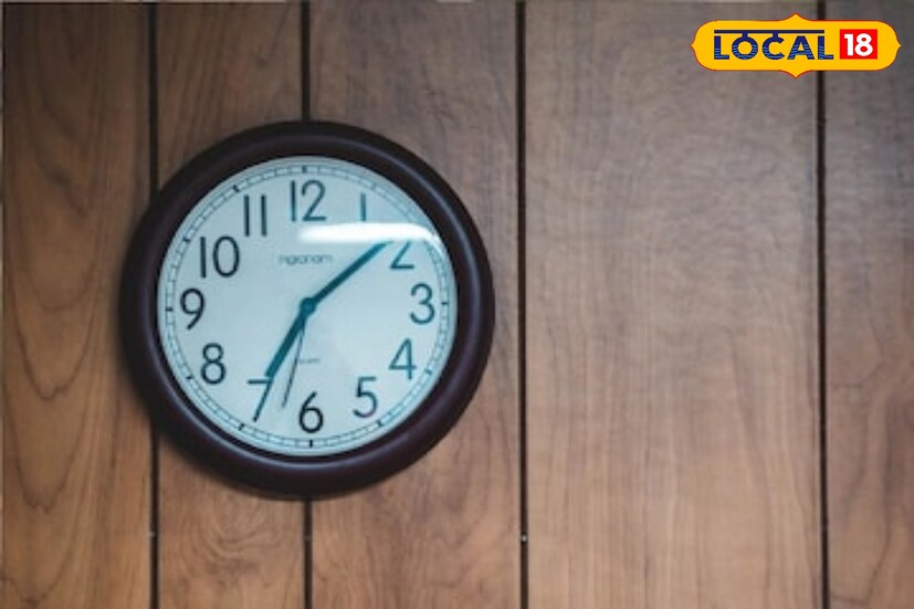 বন্ধ ঘড়ি রাখবেন নাঃ বন্ধ বা নিস্তেজ ঘড়ি কিন্তু শুভ শক্তির প্রবাহ বন্ধ করে দেয়। বাড়িতে একমাত্র চালু এবং সঠিক সময়ে চালু থাকা ঘড়ি রাখুন। অন্যথায় পরিবারে উপর কুপ্রভাব পড়তে পারে।