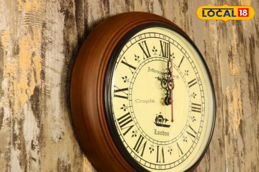 পূর্ব দিকের দেওয়ালে রাখতে পারেন। বুদ্ধি, স্বাস্থ্য ও নতুন সূচনার দিক পূর্ব। পূর্ব দিকের দেওয়ালে ঘড়ি রাখলে বাড়ির সদস্যদের মধ্যে কাজের উদ্যোগ বৃদ্ধি পায়। শুভ বুদ্ধির উন্মেষ ঘটে।