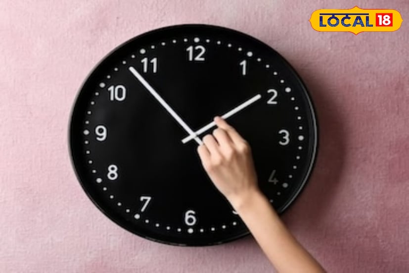 লিভিং রুমে রাখতে পারেন। সবার নজরে থাকা জায়গায় ঘড়ি রাখলে তা শুভ বলে গণ্য করা হয়। এতে বাড়ির শুভ শক্তিও সক্রিয় থাকে।