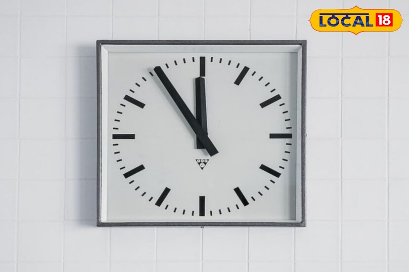 তবে ভুলেও এই জায়গায় ঘড়ি রাখবেন না। তা হলঃ দক্ষিণ দিক স্থিতিশীলতা এবং ভারের প্রতীক। এখানে ঘড়ি রাখলে কাজের গতি কমে যায়। সিদ্ধান্ত নিতে দেরি হয়।