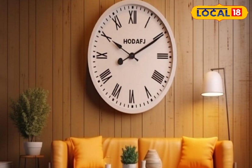 শোওয়ার ঘরের মাথার দিকের দেওয়ালে ঘড়ি রাখা উচিত নয়। এতে মানসিক চাপ ও অনিদ্রা বাড়তে পারে। এছাড়াও রান্নাঘরে আগুনের পাশে ঘড়ি রাখা উচিত নয়। আগুন ও সময় দুইয়ের সংঘর্ষ এনার্জিকে অস্থির করে তোলে। তাই আগুনের কাছাকাছি ঘড়ি না রাখাই ভাল।