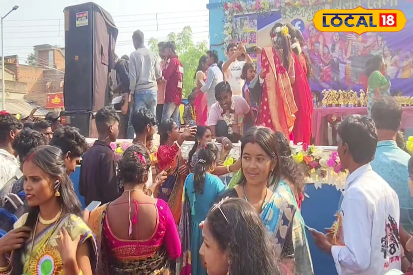 *সিউড়ি, সুদীপ্ত গড়াই: বীরভূমের সিউড়ির হাটজনবাজারে আয়োজন করা হয়েছিল ফেসবুক মিটআপের। সিউড়ির যুবক সুরজ মিঞা এই অনুষ্ঠানের আয়োজক ছিলেন। বীরভূম, মুর্শিদাবাদ, বর্ধমান-সহ বিভিন্ন জেলা থেকে কনটেন্ট ক্রিয়েটররা উপস্থিত হন। *সিউড়ি, সুদীপ্ত গড়াই: বীরভূমের সিউড়ির হাটজনবাজারে আয়োজন করা হয়েছিল ফেসবুক মিটআপের। সিউড়ির যুবক সুরজ মিঞা এই অনুষ্ঠানের আয়োজক ছিলেন। বীরভূম, মুর্শিদাবাদ, বর্ধমান-সহ বিভিন্ন জেলা থেকে কনটেন্ট ক্রিয়েটররা উপস্থিত হন।