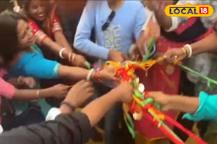 *দুপুরের মধ্যেই অনুষ্ঠানে শুরু হয় ঠেলাঠেলি, চেঁচামেচি এবং খাবার ও মেডেল কাড়াকাড়ি। উপস্থিত ক্রিয়েটরদের আচরণে মিটআপের পরিবেশ দ্রুতই নিয়ন্ত্রণের বাইরে চলে যায়।