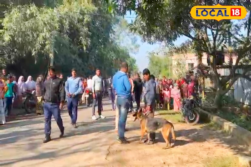 এখনও অবশ্য শিশুটির কোন‌রকম খোঁজ পাওয়া যায়নি। স্বভাবতই চরম দুশ্চিন্তায় রয়েছেন পরিবারের সদস্যেরা। এই পরিস্থিতিতে ছোট্ট ঋষিকার হদিশ পেতে এদিন সাতসকালে লীলারামটোলায় পৌঁছে যায় পুলিশের ডগ স্কোয়াড টিম।