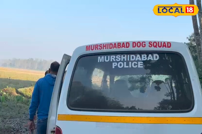 মুর্শিদাবাদ থেকে ডগ স্কোয়াডের টিম এসে মোথাবাড়ি থানার পুলিশকে সঙ্গে করে এলাকার আনাচে-কানাচে তল্লাশি অভিযান শুরু করে। নিখোঁজ শিশুর খোঁজে গ্রাম সহ আশেপাশের সমস্ত জমি, বাগান, পুকুর সহ বিভিন্ন এলাকায় পুলিশের তল্লাশি অভিযান জারি রয়েছে। (ছবি ও তথ্যঃ জিএম মোমিন)