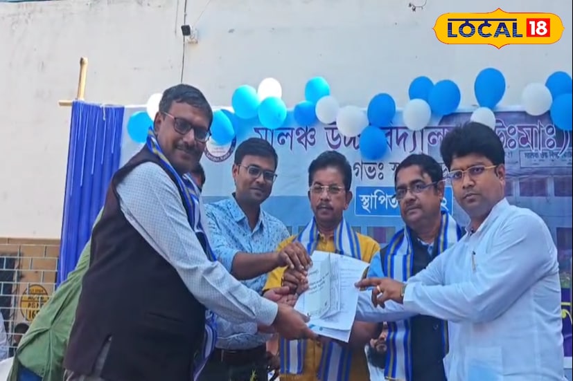 শুধু স্মার্ট ক্লাসরুম নয়, মেয়েদের জন্য স্যানিটারি প্যাড ভেন্ডিং মেশিন, পরিশুদ্ধ পানীয় জলের মেশিন, অত্যাধুনিক টয়লেট এবং একাধিক বেঞ্চ। এদিনের এই অনুষ্ঠানে উপস্থিত ছিলেন শান্তিপুর বিধানসভার বিধায়ক ব্রজ কিশোর গোস্বামী, শান্তিপুর পৌরসভার পৌরপতি সুব্রত ঘোষ।