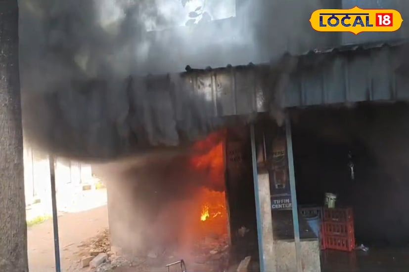 জানা যায়, দোকানের শাটার ঝালাইয়ের সময় আগুনের ফুলকি ছিটকে এই অগ্নিকাণ্ড। দোকান শাটার রিপিয়ারিং এর সময় হঠাৎ আগুন গোডাউনে থাকা কর্মরত কর্মীরা আগুন দেখে বেরিয়ে আসে। লাগোয়া দোকানগুলিতেও আগুন ছড়িয়ে পড়ার আশঙ্কা। স্থানীয়রা আগুন নেভানোর চেষ্টা করেও ব্যর্থ হন। ঘটনাস্থলে পৌঁছয় দমকল ও পুলিশ।