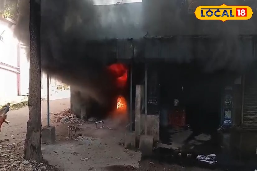 জানা গিয়েছে, দুপুর ২ টা নাগাদ আগুন লাগার ঘটনাটি সামনে আসে। হাওড়া আন্দুল রোডের মৌরিগ্রামে একটি তেল কাটাই দোকানে আগুন লাগে। প্রথমে স্থানীয় মানুষ আগুন নেভানোর চেষ্টা করে। ভয়াবহ এই অগ্নিকাণ্ডে মৃত্যু হয়েছে এক জনের। অগ্নিকাণ্ড আরও ভয়াবহ আকার নিতে পারত বলে অনুমান করছেন বিশেষজ্ঞরা। (ছবি ও তথ্য: রাকেশ মাইতি)