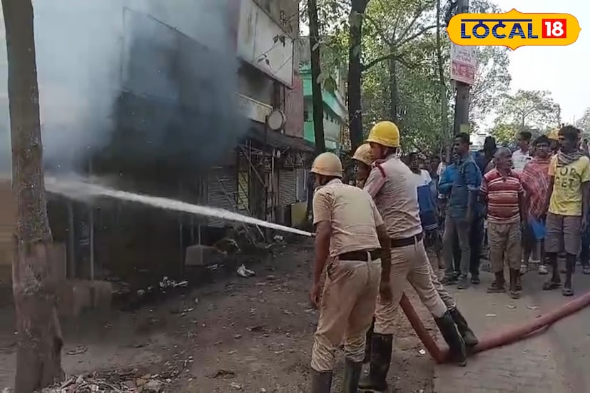 ছোট্ট দোকান ঘরটি আগুনের গ্রাসে চলে যায় মুহূর্তের মধ্যে। কালো ধোঁয়ায় ঢেকে যায় এলাকা। লাগোয়া ঘর ও দোকানের মানুষ বেরিয়ে এসে রাস্তায় নামেন। কিছুক্ষণের মধ্যেই দমকল পৌঁছে আগুন নেভানোর চেষ্টা করে। আগুন নিয়ন্ত্রণে আসাতেই সামনে আসে ভয়ঙ্কর ঘটনা। অগ্নিকাণ্ডে ওই তেলকাটাই গোডাউনে আটকে একজনের মৃত্যু ঘটে। মৃত্যু হয় ৩৫ বছর বয়সী দোকান মালিক সন্দীপ দাসের।