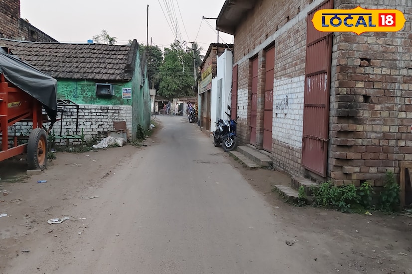 তিনি গ্রামবাসীদের উদ্দেশে আহ্বান জানান, নিজেদের বাড়ির আশপাশ পরিষ্কার রাখার পাশাপাশি সম্পূর্ণ গ্রামকে আবর্জনামুক্ত ও বিশেষ করে প্লাস্টিকমুক্ত রাখতে সকলে যেন সক্রিয় ভূমিকা নেন।