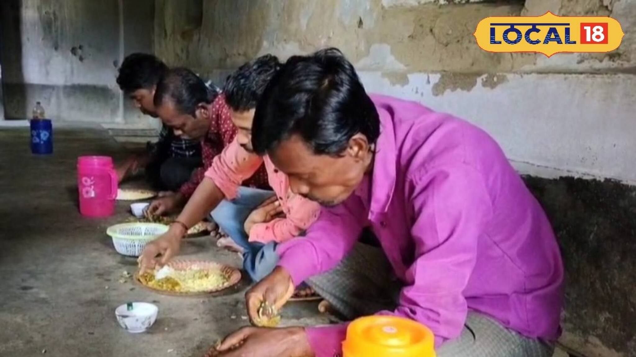 ধোঁয়া ওঠা ভাত-ডাল-তরকারি-মাছ খান আসনপিঁড়ি হয়ে বসে! ১৫০ বছরের হোটেলের হেঁশেলে বাড়ির যত্ন!