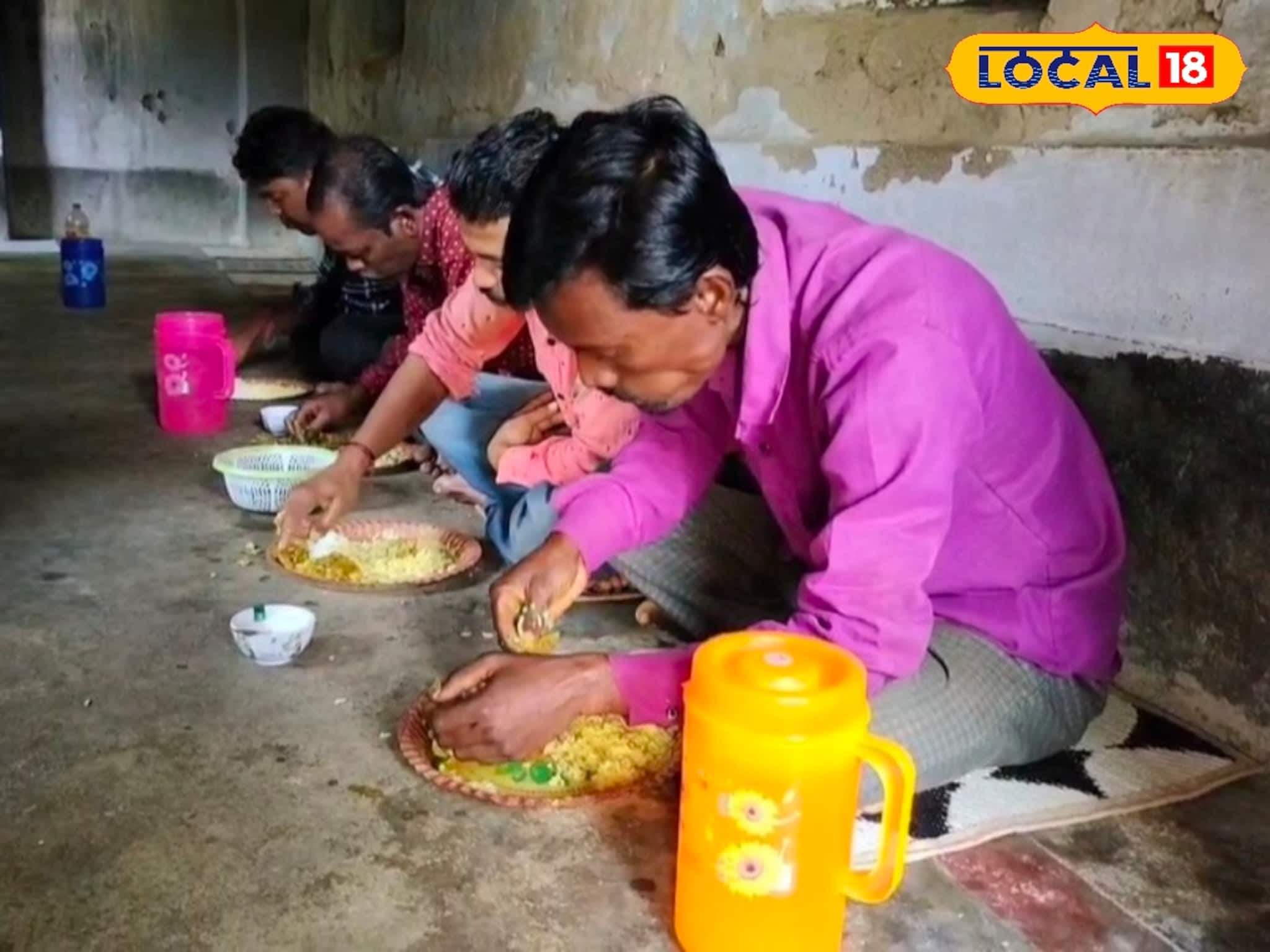 ধোঁয়া ওঠা ভাত-ডাল-তরকারি-মাছ খান আসনপিঁড়ি হয়ে বসে! ১৫০ বছরের হোটেলের হেঁশেলে বাড়ির যত্ন!