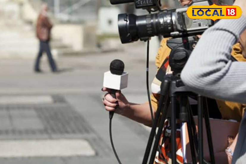 নিয়োগের জন্য বাধ্যতামূলক যোগ্যতার মধ্যে রয়েছে—স্নাতক ডিগ্রি, কম্পিউটারে দক্ষতা, ভিডিওগ্রাফিতে জ্ঞান এবং ন্যূনতম দু’ বছরের সাংবাদিকতার অভিজ্ঞতা। বিজ্ঞপ্তি অনুযায়ী, যোগ্য প্রার্থীদের যত দ্রুত সম্ভব আবেদন করার পরামর্শ দেওয়া হয়েছে। পুরো বিষয়ে তথ্য পাওয়া গিয়েছে আকাশবাণী কলকাতা তাদের ওয়েবসাইট থেকে।