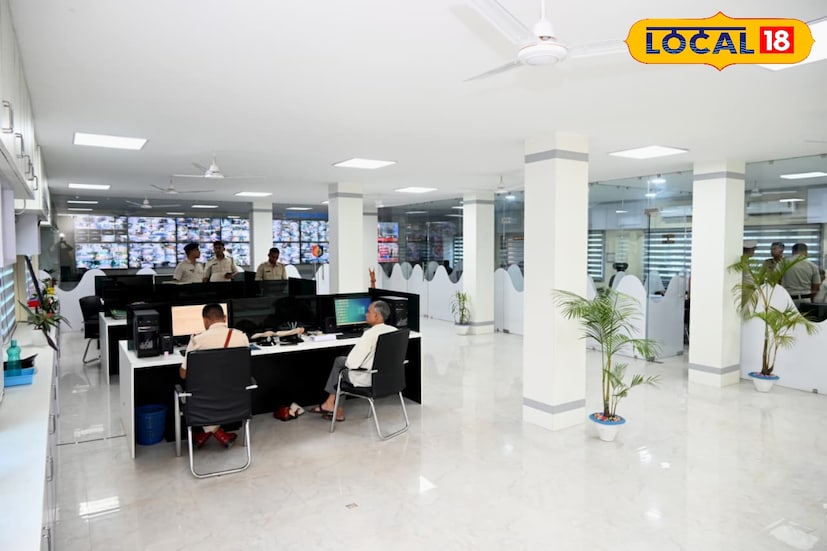 ঝকঝকে একটা বিরাট রুম। দেখে মনে হবে কোনও ফাইভ স্টার হোটেল। কিন্তু এখানেই খেল খতম দুষ্কৃতীদের। যা কিছু ঘটবে তা চোখের সামনে দেখতে পাবে বাঁকুড়া পুলিশ। এবার আরও পরিসর ছোট হল অপরাধকারীদের। অপরাধকারীদের রুখতে নতুন অস্ত্র সদ্য নবনির্মিত কন্ট্রোল রুম।