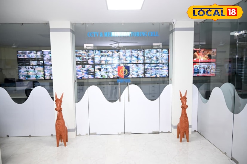 অগাস্ট মাসে তৈরি হয় এই কন্ট্রোল রুমটি। অশোক কুমার প্রসাদ, আইপিএস, এডিজি এবং আইজিপি, পশ্চিমাঞ্চল, শীশ রাম ঝাঝারিয়া, আইপিএস, আইজিপি, বাঁকুড়া রেঞ্জ, আগস্ট মাসে বাঁকুড়া পুলিশ লাইনে নবনির্মিত জেলা নিয়ন্ত্রণ কক্ষের আনুষ্ঠানিক উদ্বোধন করেন। বৈভব তিওয়ারি, আইপিএস, পুলিশ সুপারিনটেনডেন্ট, বাঁকুড়ার উপস্থিতিতে।