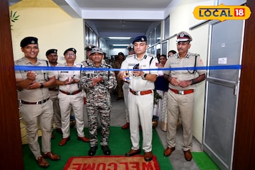 বাঁকুড়া পুলিশে 'মডার্ন যুগ'! তৈরি ঝাঁ চকচকে ফাইভ স্টার হোটেলের মতো কন্ট্রোল রুম বাঁকুড়া পুলিশে 'মডার্ন যুগ'! তৈরি ঝাঁ চকচকে ফাইভ স্টার হোটেলের মতো কন্ট্রোল রুম