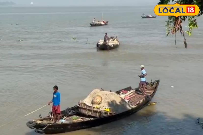 কথায় রয়েছে, নদীর ধারে যার বাস, ভাবনা তার বারো মাস। কখনও ভয়াবহ নদী ভাঙন, কখনও প্রাকৃতিক দুর্যোগের ভ্রুকুটি। নদীর ধারে বাস করা উপকূল এলাকার বাসিন্দাদের সর্বদাই এই দুশ্চিন্তার মধ্যে থাকতে হয়। (ছবি ও তথ্য: সুমন সাহা) কথায় রয়েছে, নদীর ধারে যার বাস, ভাবনা তার বারো মাস। কখনও ভয়াবহ নদী ভাঙন, কখনও প্রাকৃতিক দুর্যোগের ভ্রুকুটি। নদীর ধারে বাস করা উপকূল এলাকার বাসিন্দাদের সর্বদাই এই দুশ্চিন্তার মধ্যে থাকতে হয়। (ছবি ও তথ্য: সুমন সাহা)