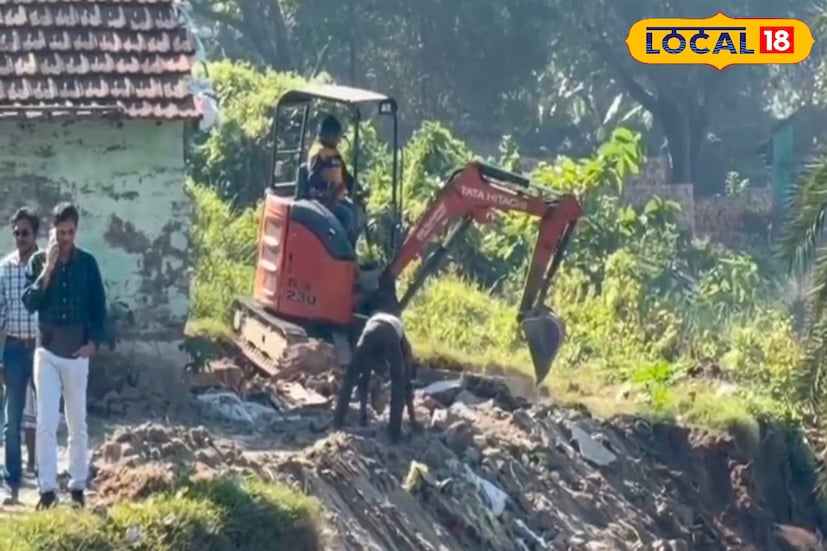 আচমকাই হুগলি নদীর বাঁধে হঠাৎ ধ্বস দেখা দেয়। মুহূর্তের মধ্যে বাধের একাংশ ভেঙে নদীগর্ভে তলিয়ে যায়। আতঙ্কিত হয়ে পড়েন স্থানীয়রা। নদীর বাঁধে ভাঙন এলাকা প্লাবিত হওয়ার আশঙ্কা করছেন এলাকাবাসী। 