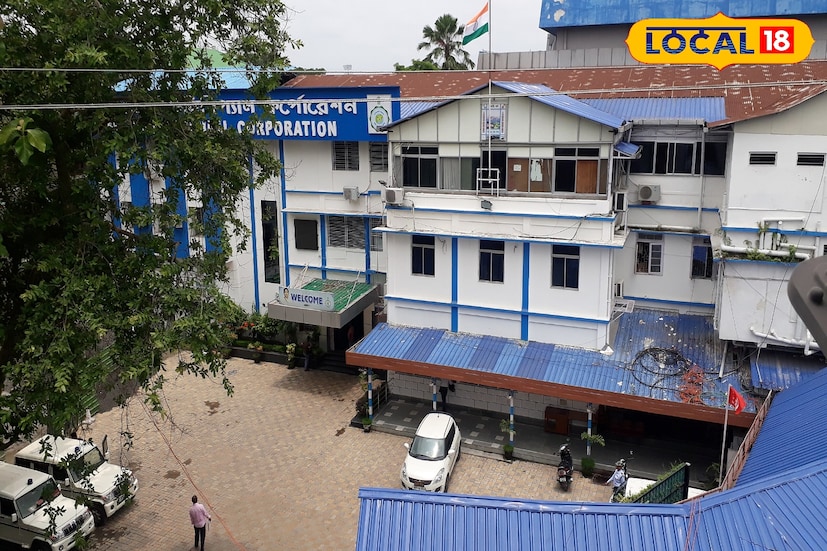 এমএসএমই ক্যাম্পকেও ঘিরে উচ্ছ্বাস দেখা যাচ্ছে উদ্যোক্তাদের মধ্যে। ক্ষুদ্র ব্যবসায়ীদের জন্য তহবিল, নিয়মকানুন, অনলাইন সুবিধা, সবকিছু এক ছাদের নীচে পাওয়া যাবে বলে জানাচ্ছে শিবির কর্তৃপক্ষ। শিলিগুড়ি পৌর নিগমের মতে, স্মারক গ্রন্থ ও শিল্প বিকাশ, দুটো উদ্যোগ মিলেই শহরের সংস্কৃতি, অর্থনীতি ও প্রশাসনিক পরিষেবা এক নতুন দিশা পাবে। (ছবি ও তথ্য : ঋত্বিক ভট্টাচার্য)