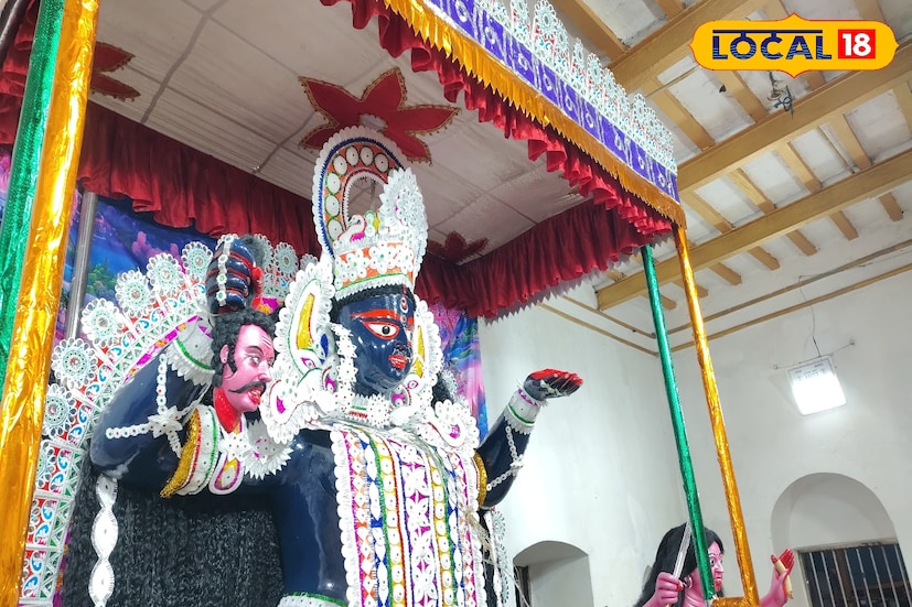 গ্রামের মানুষের কাছে অন্যতম প্রধান উৎসব খড়িয়প শ্মশান কালী মায়ের পুজো। কয়েকদিন আগে থেকে পুজোর প্রস্তুতি শুরু হয়। আগের দিন থেকে মন্দির প্রাঙ্গন সাজিয়ে তোলা হয়। প্রতি বছরের ন্যায় এ বছরেও গ্রামের মানুষ হাত লাগিয়েছেন, দু'শো বছর প্রাচীন খড়িয়প কালি মায়ের মন্দির সাজাতে।