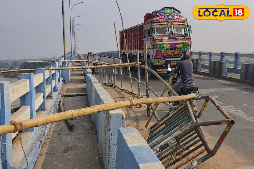 বন্ধ হয়ে গিয়েছে নবদ্বীপ গৌরাঙ্গ সেতু। এবছরের ৩১ ডিসেম্বর পর্যন্ত মেরামতির কারণে ভারি যানবাহন চলাচল বন্ধ থাকবে এই সেতু দিয়ে। আর সেই কারণে  জল পথেই পারাপার হচ্ছে লরি ট্রাক ইত্যাদি পণ্যবাহী যানবাহন। (ছবি ও তথ্য: মৈনাক দেবনাথ)