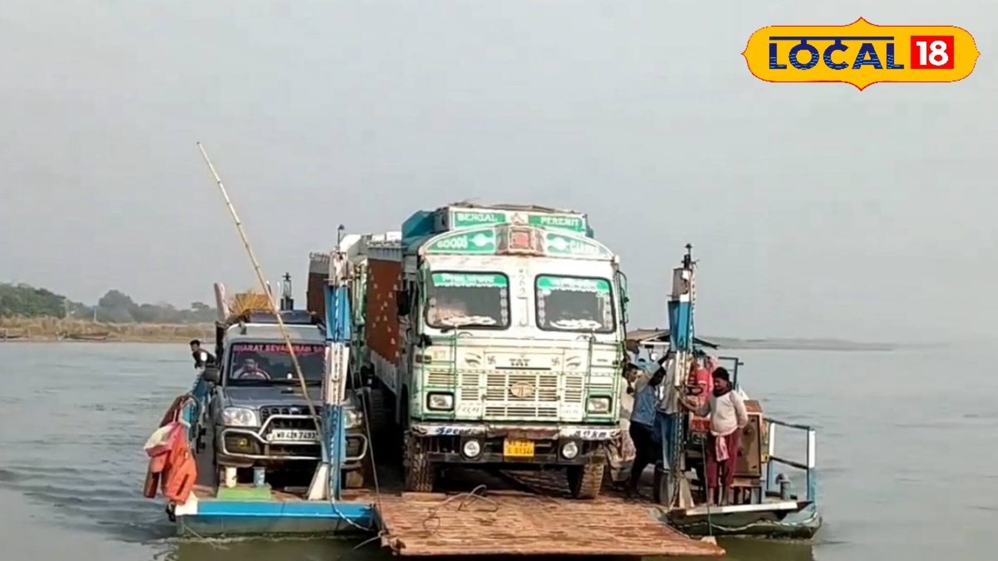 গৌরাঙ্গ সেতু বন্ধ, মানুষের সঙ্গে ভারী ভারী পণ্যবাহী গাড়িরও ভরসা সেই জলপথ