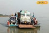 গৌরাঙ্গ সেতু বন্ধ, মানুষের সঙ্গে ভারী ভারী পণ্যবাহী গাড়িরও ভরসা সেই জলপথ