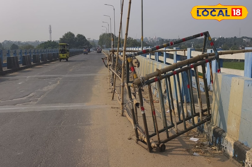 যদিও প্রশাসনিক আধিকারিক এবং ফেরিঘাট কর্তৃপক্ষ যথেষ্ট নিরাপত্তার মধ্যেই পারাপার করার ব্যবস্থা করছে যাত্রী থেকে শুরু করে যানবাহনের। কিন্তু তবুও বিপদের আশঙ্কা থেকেই যাচ্ছে স্থানীয়দের মনে। (ছবি ও তথ্য: মৈনাক দেবনাথ)