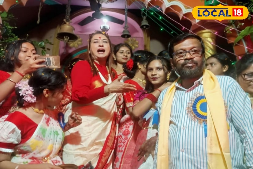 যদিও শতাব্দী রায় তিনি দু'কলি গান গেয়ে দর্শকদের মুগ্ধ করেন। ৯০ দশকের গান গেয়ে দর্শকদের মন জয় করে কালীপুজোর সুচনা করেন শতাব্দী রায় ।